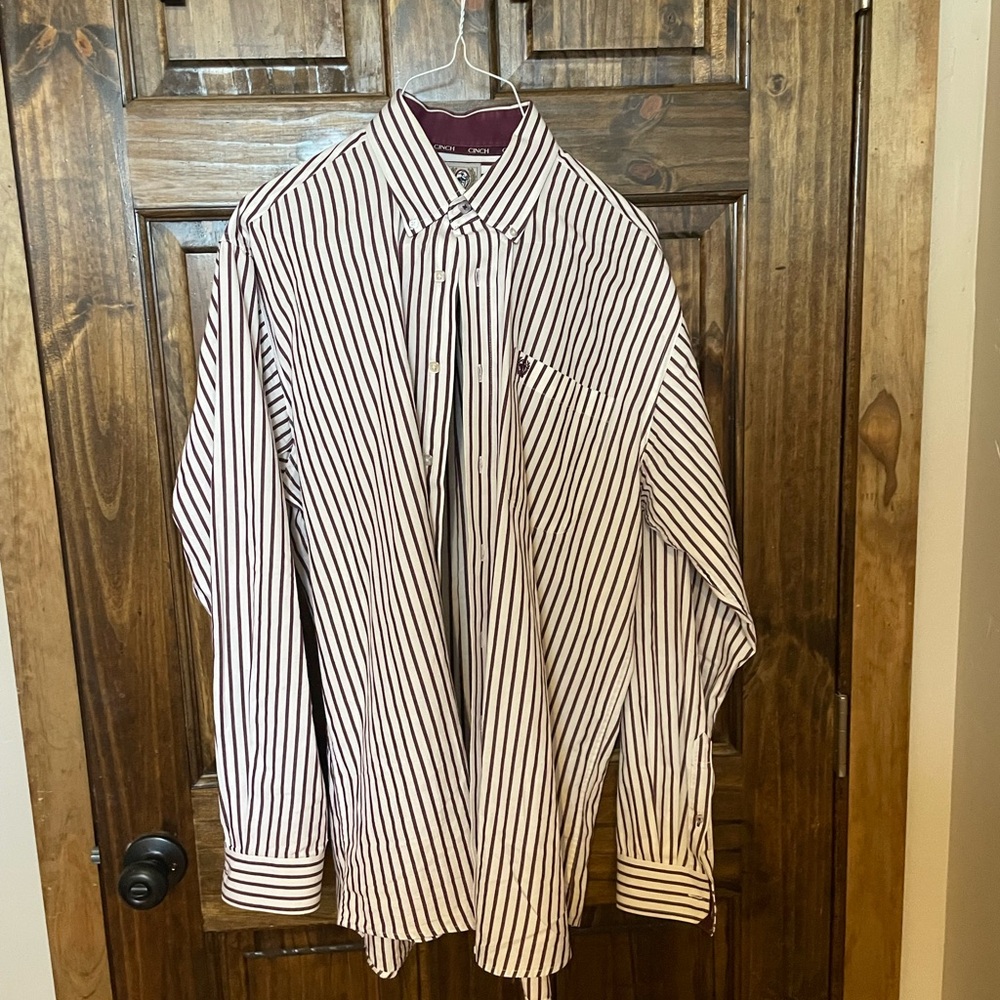 Men’s white and maroon Cinch shirt